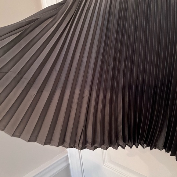 Dynamite Pull on Pleated Mini Skirt in Castor Gray Women's Size Medium Brand New - Picture 4 of 4